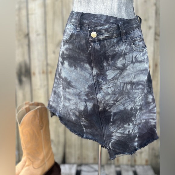 Dresses & Skirts - 🤠HOST PICK🤠 BLACK TIE DYE SKIRT SIZE 28